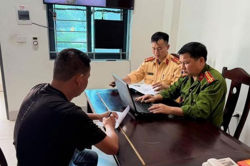 Nghệ An: Xử phạt hành chính chủ xe bán tải cản trở giao thông
