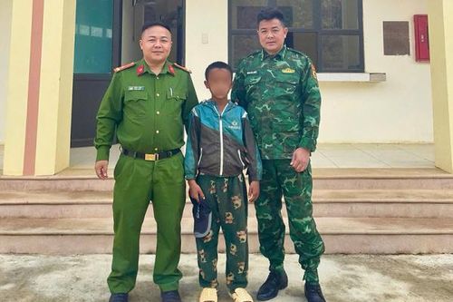 Bỏ nhà đi tìm mẹ, bé trai người Lào được Công an Việt Nam hỗ trợ về quê hương