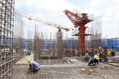 Giá vật liệu xây dựng tăng cao khiến nhà thầu gặp khó
