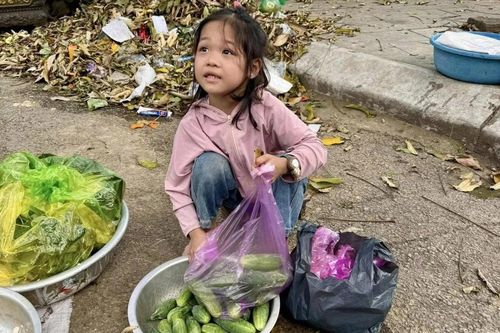 Câu chuyện ấm lòng từ rổ dưa chuột của bé gái 6 tuổi ở vùng quê nghèo