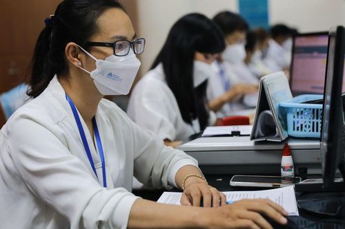 Viên chức có được tham gia quản lý cơ sở giáo dục hoặc tổ chức nghiên cứu ngoài công lập không?