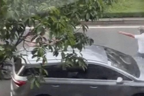 Khởi tố 2 người đi xe máy đánh tài xế ô tô, là ai?
