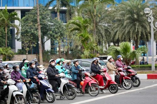 Giá xăng dầu tăng: Đi xe xăng hay xe điện?