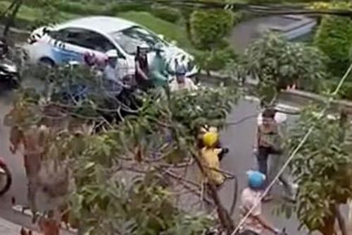 TPHCM: Khởi tố 2 người đi xe máy rượt đuổi, kẹp cổ tài xế trên đường Phan Xích Long
