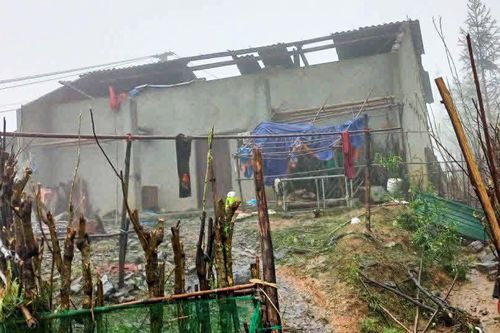 Mưa đá phủ kín mái nhà, giông lốc gây thiệt hại nhiều nơi ở Tuyên Quang