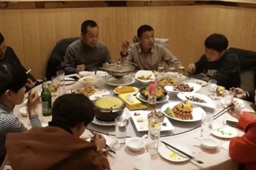 Họp lớp sau 20 năm, tôi hiểu vì sao nhiều người chọn im lặng và biến mất
