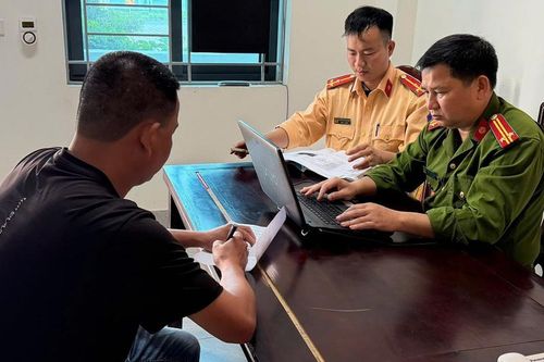 Tin mới nhất vụ xe bán tải đỗ chắn đường ở Nghệ An: Tài xế bị phạt, trừ điểm giấy phép lái xe