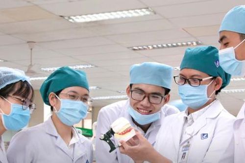 Tuyển thẳng đại học khối ngành sức khỏe có áp ngưỡng điểm sàn?