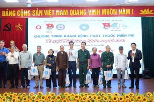 Khám bệnh, tặng quà miễn phí 'Vì một Việt Nam khỏe mạnh hơn' cho 500 người dân Vĩnh Bảo - Hải Phòng