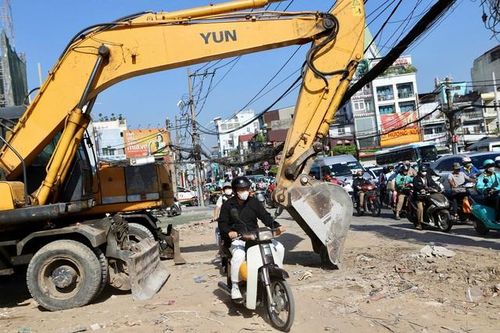 TPHCM: 15 phút, hơn 100 tài xế 'leo' xe máy lên vỉa hè