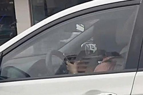 Bị đăng clip dùng điện thoại khi lái xe lên mạng, nữ tài xế nhận biên bản phạt sau 2 ngày