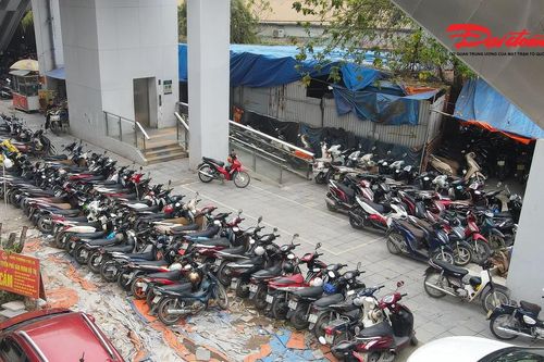 Hàng loạt bãi xe trái phép 'bủa vây' metro Cát Linh – Hà Đông