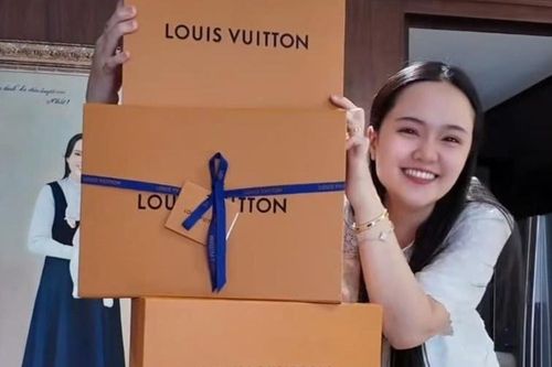 Vợ Duy Mạnh 'đập hộp' Louis Vuitton ở nhà phố cổ