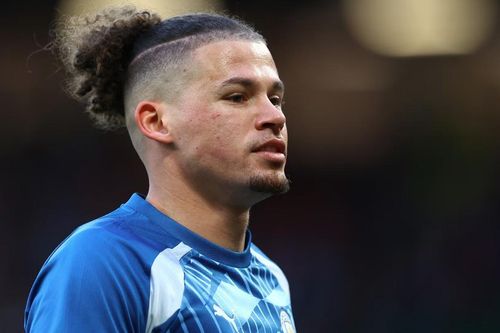 Kalvin Phillips gây tranh cãi