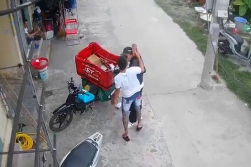 Nam shipper bị đánh bằng gạch khi đang lựa hàng giao cho khách