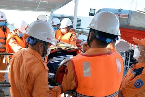 Cứu chữa kịp thời một thủy thủ người nước ngoài