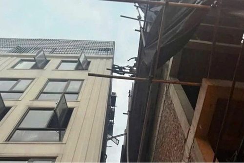 Hà Nội: Kịp thời cứu 7 người mắc kẹt trong vụ cháy nhà 7 tầng trên phố Lĩnh Nam