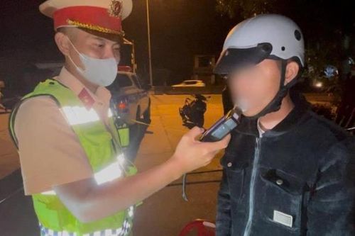 Phát hiện hàng chục 'bác tài'… có cồn!