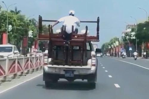 Xe biển xanh chở hàng cồng kềnh bị xử lý