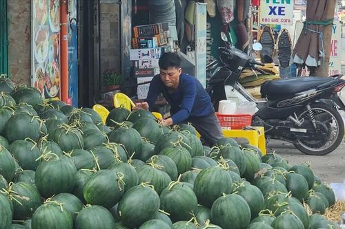 Thị trường trái cây tại TPHCM: Hàng dồi dào, giá rẻ nhưng vắng người mua