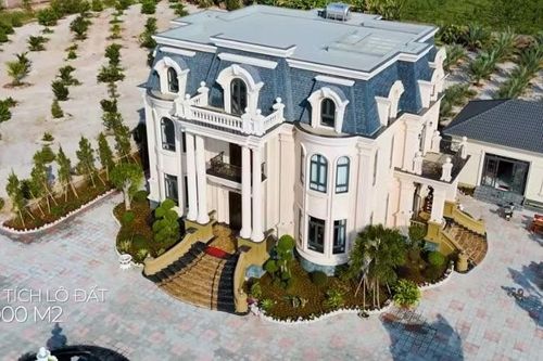 Có gì trong dinh thự châu Âu rộng 30.000m2?