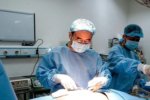 Giải cứu cụ bà 90 tuổi bị gần 2kg phủ tạng tràn lên lồng ngực