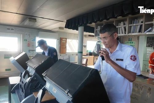 Xem hoa tiêu điều khiển tàu hàng vào cảng biển Đà Nẵng