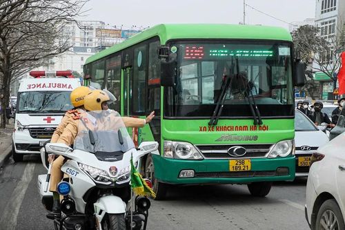 CSGT hướng dẫn người dân nhận diện xe ưu tiên, chủ động nhường đường tránh bị xử phạt