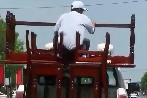 Phạt tài xế xe biển xanh tại Huế chở người ngồi chênh vênh trên thùng xe