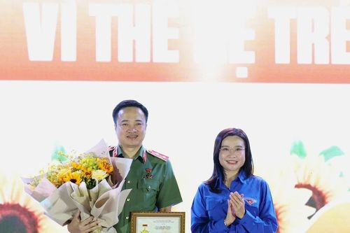 Trung tướng Mai Hoàng nhận Kỷ niệm chương 'Vì thế hệ trẻ'