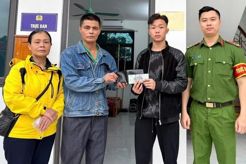 Nhặt được tiền và ví, hai học sinh Tuyên Quang có hành động đẹp