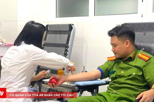 Cán bộ Công an hiến máu giúp người dân vượt qua cơn nguy kịch