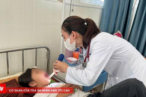 Lấy mẫu xét nghiệm vụ nghi ngộ độc thực phẩm sau khi ăn bánh mì tại Quảng Ngãi