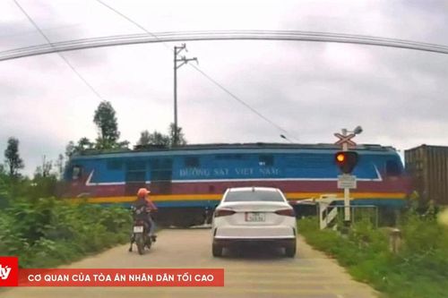 2 nữ sinh liều mạng vượt gác chắn khi tàu hỏa đang đến gần