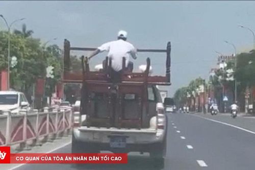 Xử phạt tài xế xe biển xanh chở người ngồi trên thùng xe