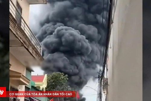 Cháy lớn tiệm kinh doanh xốp, cột khói cao hàng chục mét