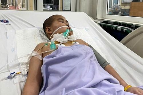 6 lần lên bàn mổ, bé trai 11 tuổi nguy kịch, mẹ đơn thân cầu cứu