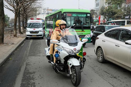 Gặp xe cứu thương phát tín hiệu, tài xế có phải giảm tốc, đi về bên phải đường?