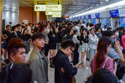 Xăng tăng giá, người dân TPHCM ưu tiên metro, xe buýt