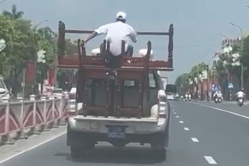 Lý do tài xế ô tô bán tải biển xanh chở người trên thùng xe để giữ bàn, ghế