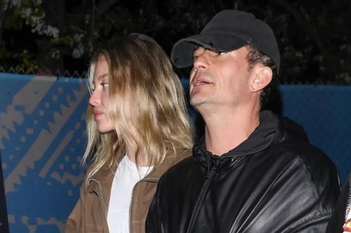 Tài tử Orlando Bloom hẹn hò bạn gái kém 21 tuổi