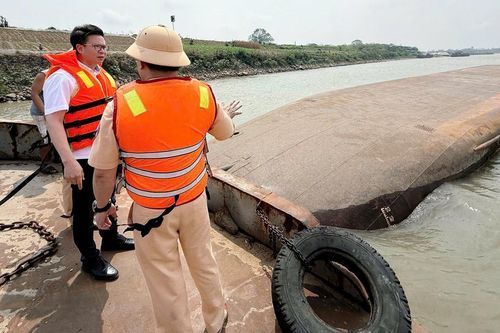 Khoảnh khắc tàu chở hàng ở Phú Thọ lật úp khiến 2 người chết và mất tích
