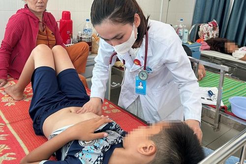 Bộ Y tế vào cuộc vụ 19 người nhập viện sau ăn bánh mỳ ở Quảng Ngãi