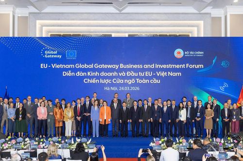 EU đầu tư hơn nửa tỷ euro vào năng lượng sạch, giao thông bền vững ở Việt Nam