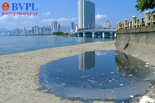 Nước thải nặng mùi tiếp tục xả ra bãi biển Nha Trang