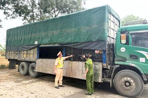 Tạm giữ hơn 5,2 tấn lạp xưởng đông lạnh không hóa đơn đang trên đường về Hà Nội