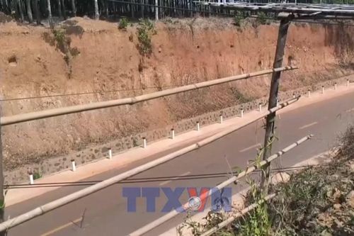 Nhà dân nằm cheo leo bên mép vực sau khi hạ cốt nền đường