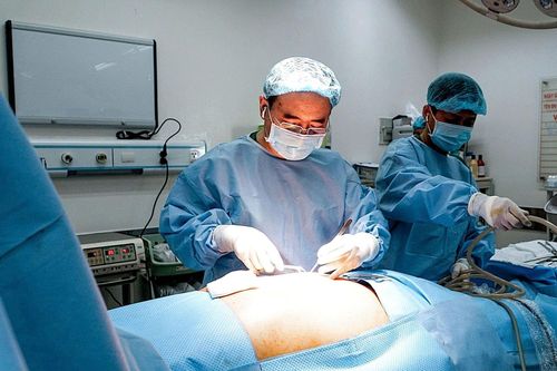 Cụ bà 90 tuổi có gần 2kg tạng ổ bụng 'chui' lên lồng ngực