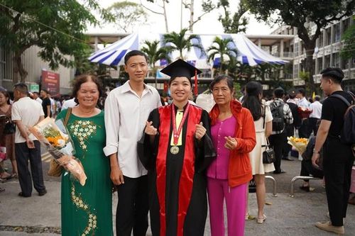 Nữ bác sĩ bầu đôi hơn 8 tháng vượt 250km nhận bằng: '3 mẹ con cùng tốt nghiệp' gây xúc động