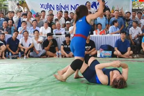 Người đẹp Kim Anh tung quái chiêu trên sới vật, Trang 'búp bê' đang thắng thành bại